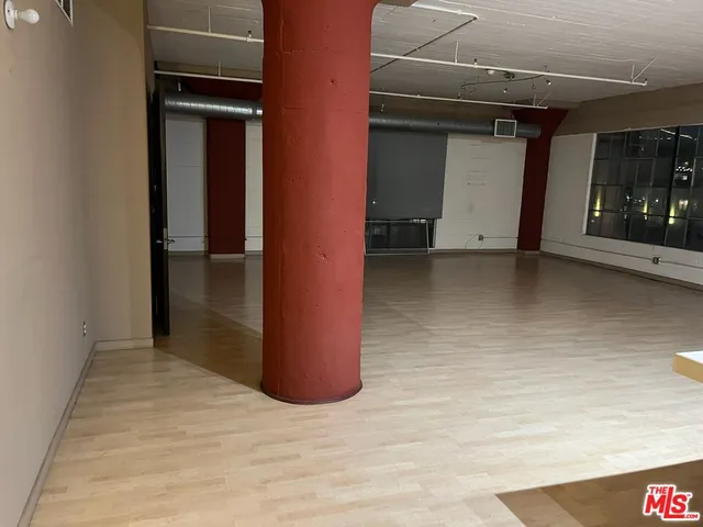 a kitchen that has a lot of cabinets in it