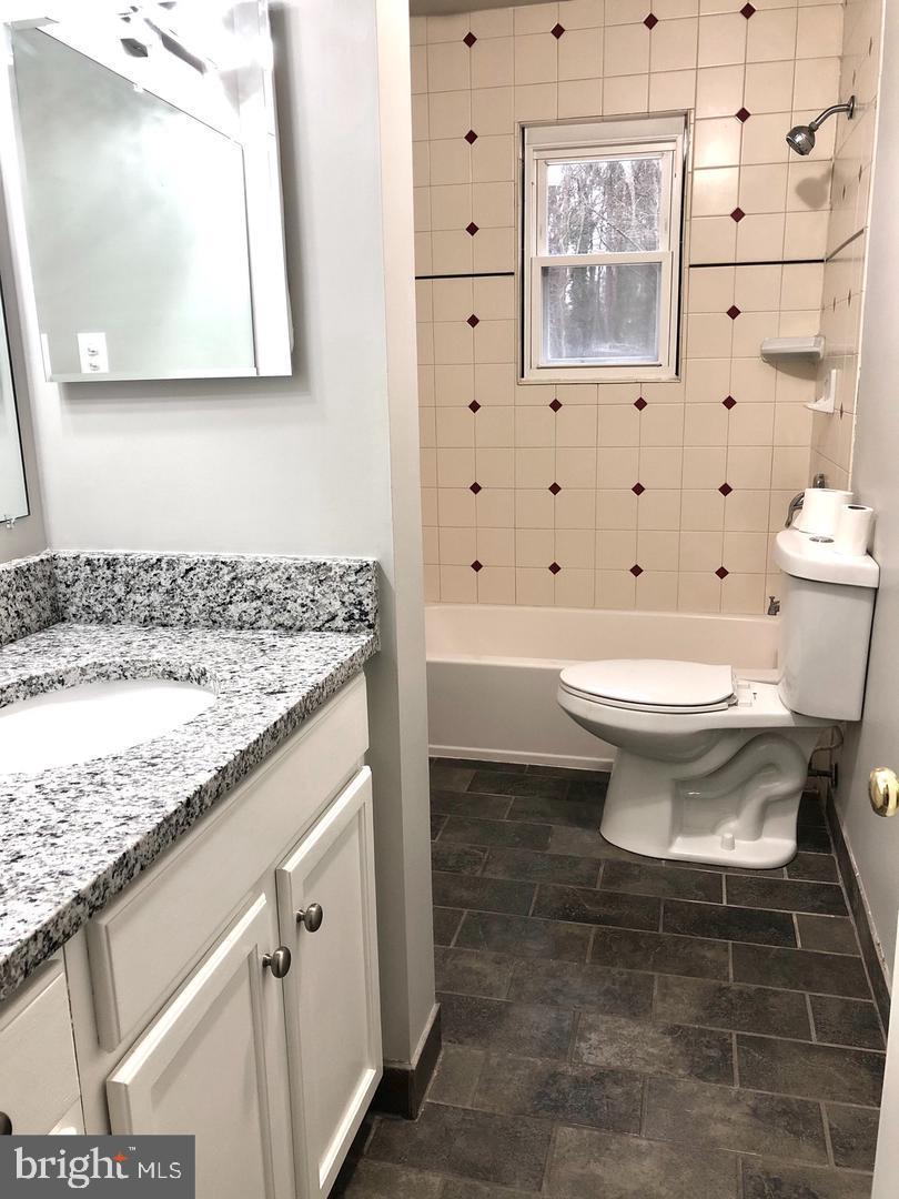 114 River Road Edgewater, MD 21037 - Photo 21 of 33 Bathroom