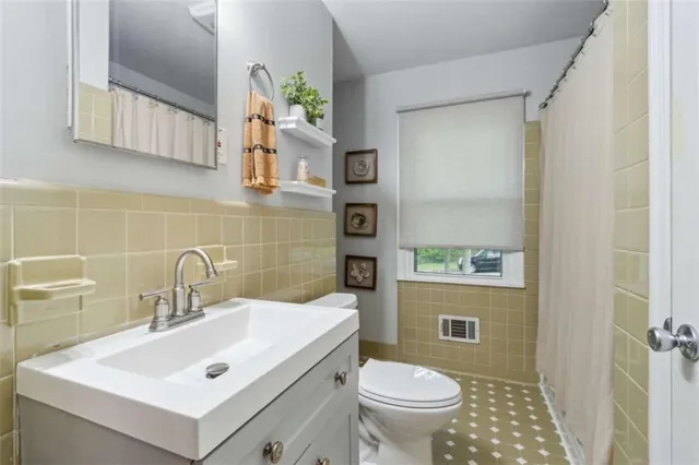 a view of a bedroom with baby bed and closet
