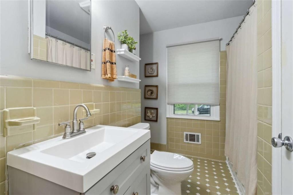 3362 Northbrook Drive Atlanta, GA 30340 - Photo 43 of 55 a bathroom with a sink toilet and shower
