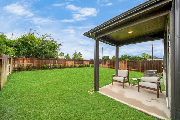 a view of a house with backyard