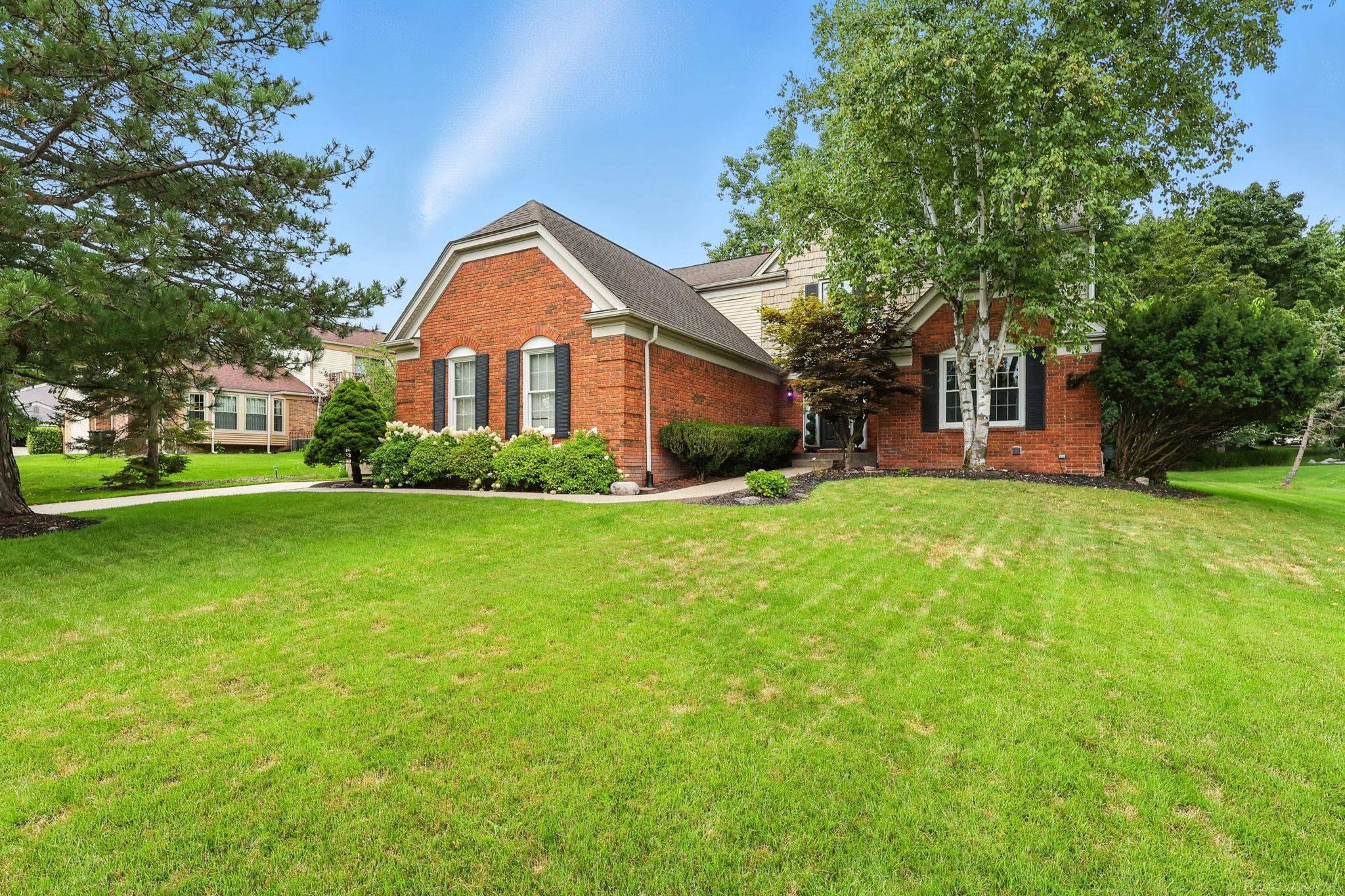 2208 Chippenham Chase Rochester Hills, MI 48306 - Photo 2 of 31