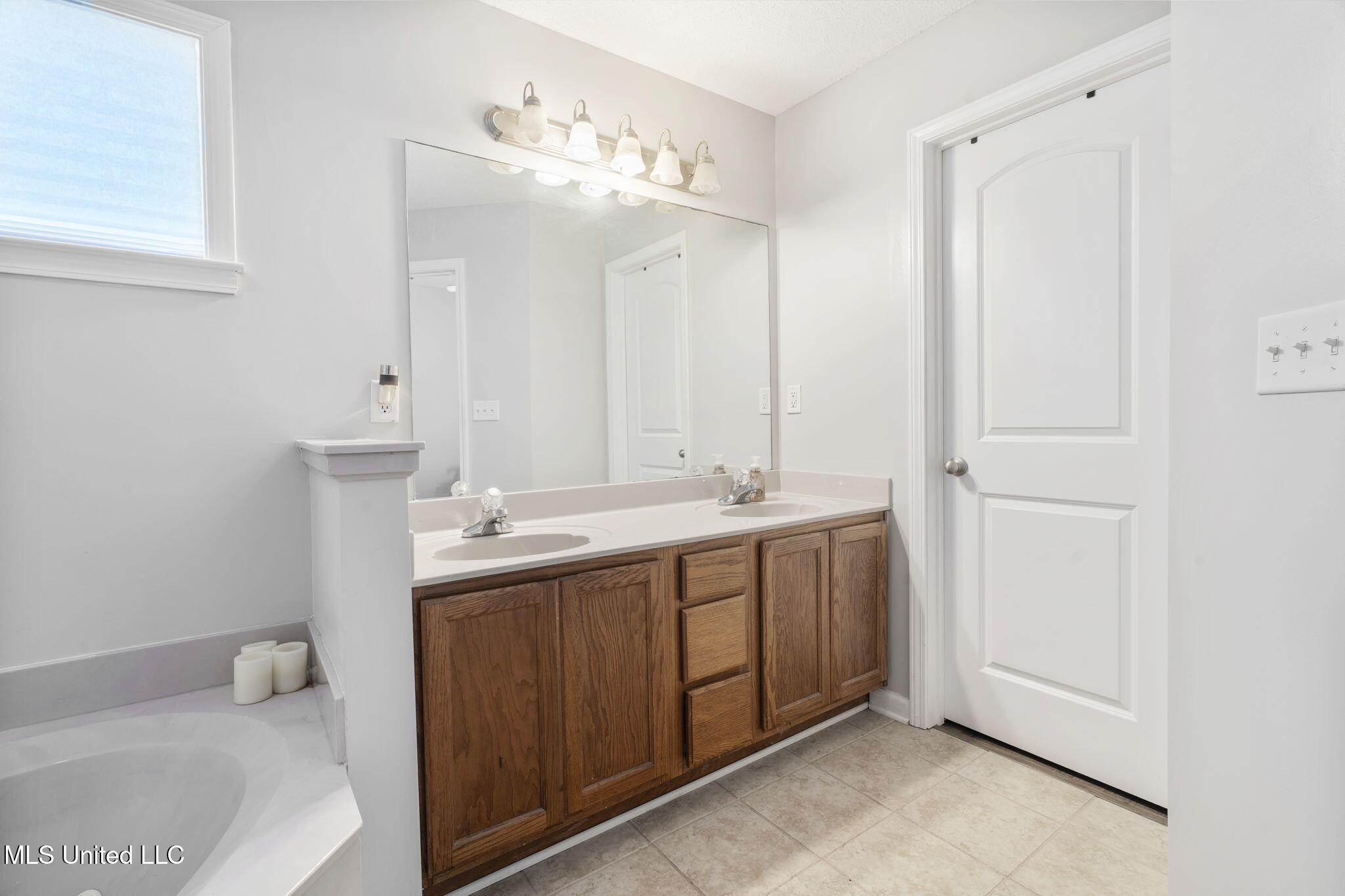 7868 Plantation Ridge Cove Olive Branch, MS 38654 - Photo 17 of 30 17-web-or-mls-7868 Plantation Ridge-16