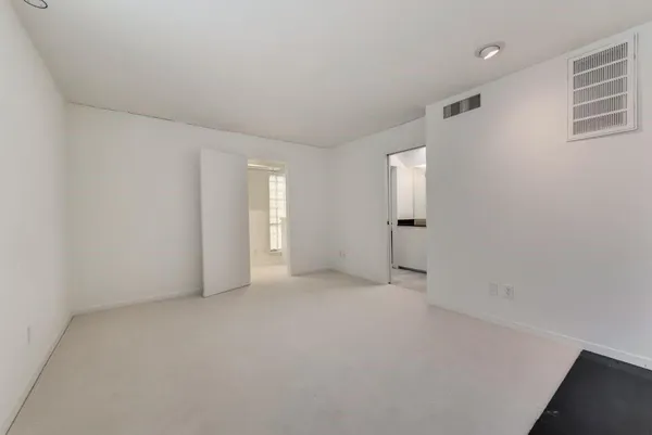 $3,300 | 3730 Holland Avenue, Unit 8H, Dallas, TX 75219