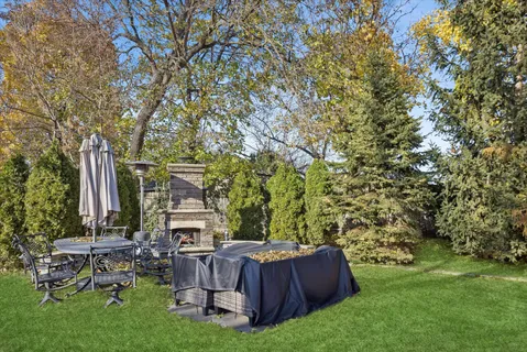 a black and white photo of a picture