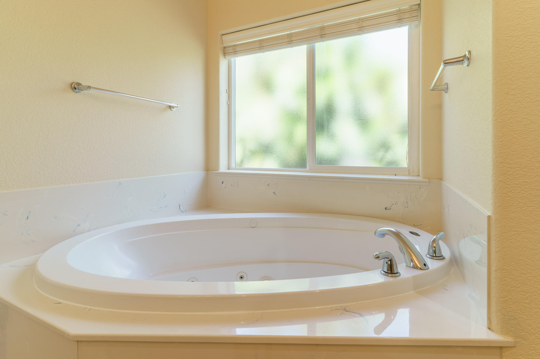536 Ridgeway Circle Central Point, OR 97502 - Photo 28 of 31 Jetted tub