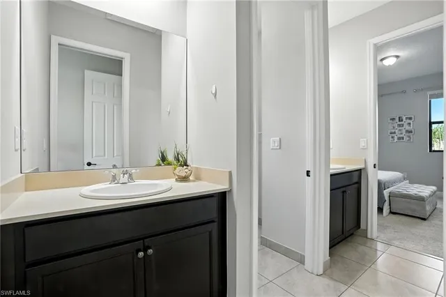 a en suite bathroom with a sink and a mirror