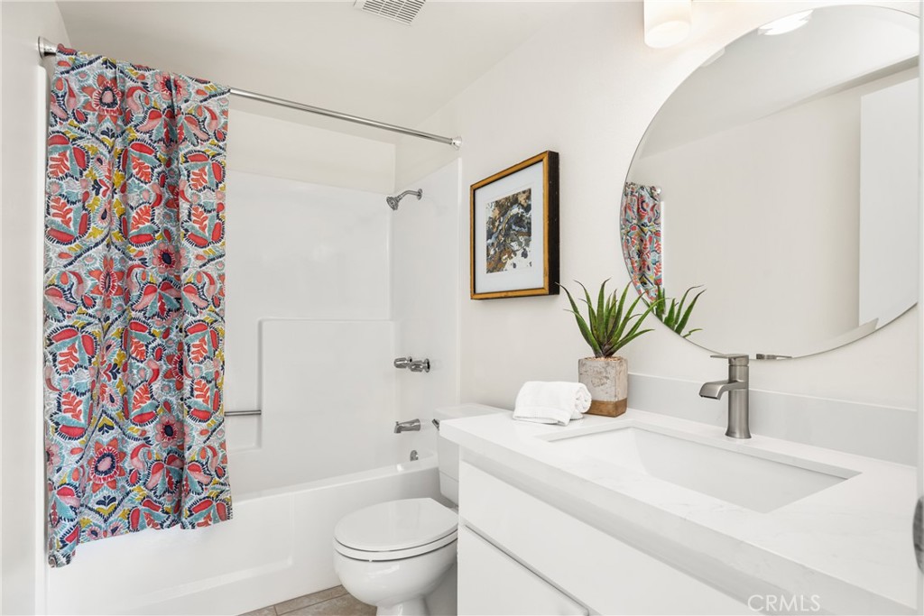 126 Clearbrook Irvine, CA 92614 - Photo 21 of 44 a bathroom with a sink a toilet and shower curtain