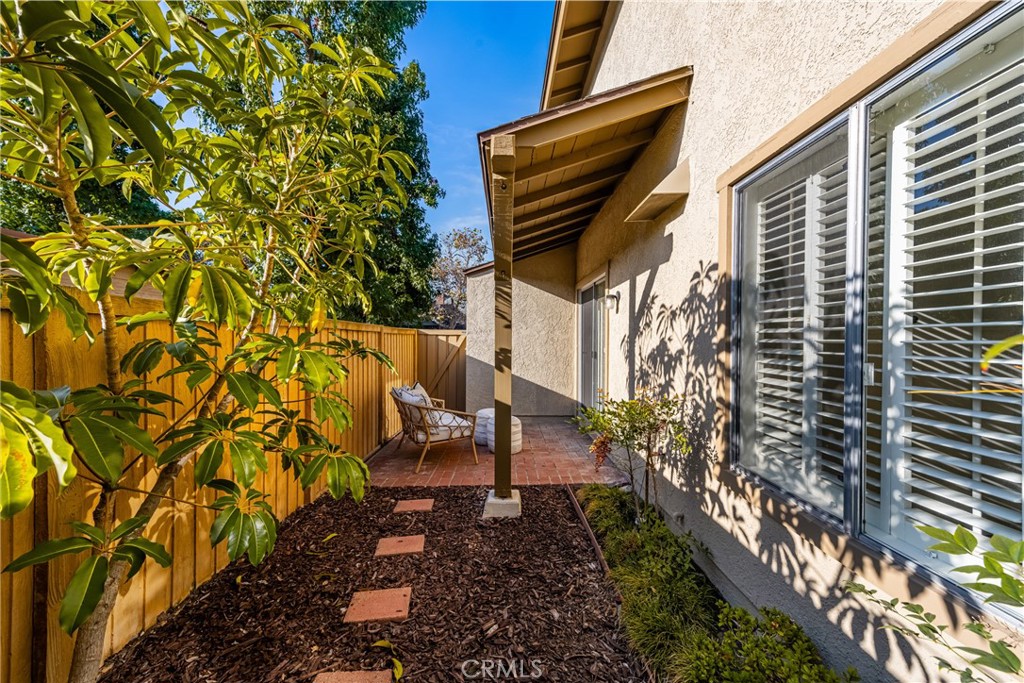 126 Clearbrook Irvine, CA 92614 - Photo 6 of 44 a backyard of a house with lots of green space