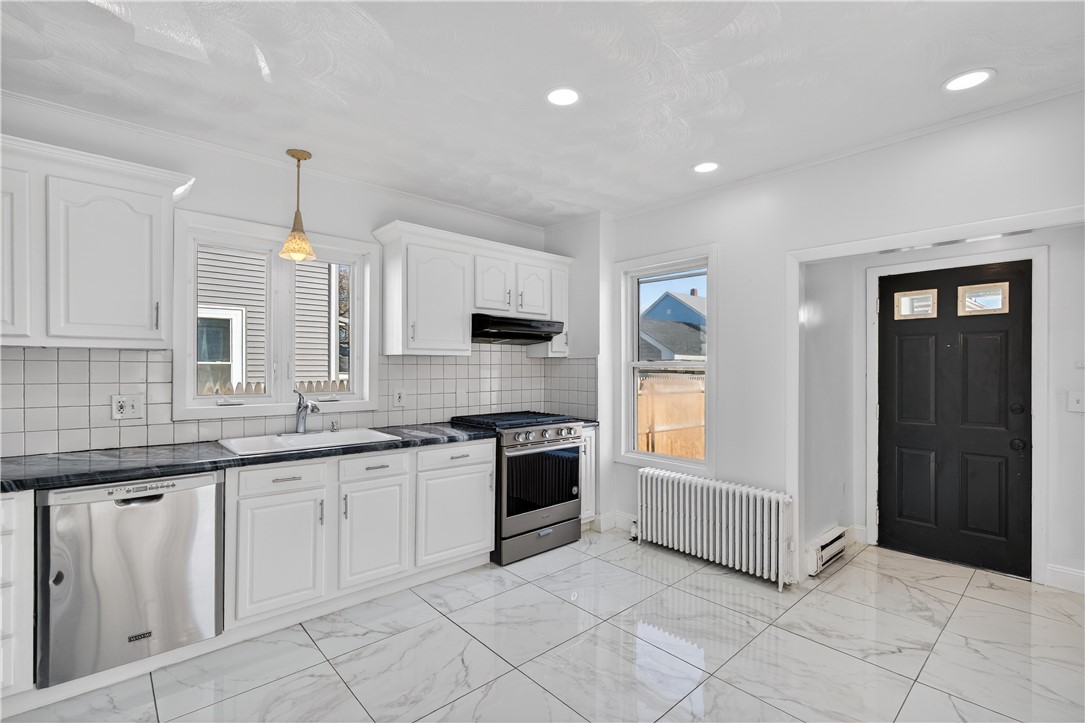 52 Sumner Avenue Cranston, RI 02920 - Photo 9 of 20