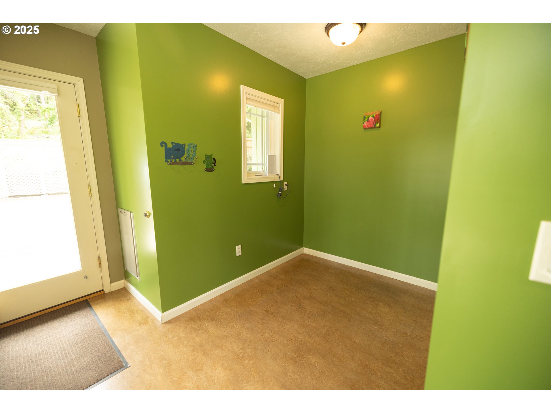 39287 Jasper Lowell Road Lowell, OR 97452 - Photo 8 of 13 a view of a small space