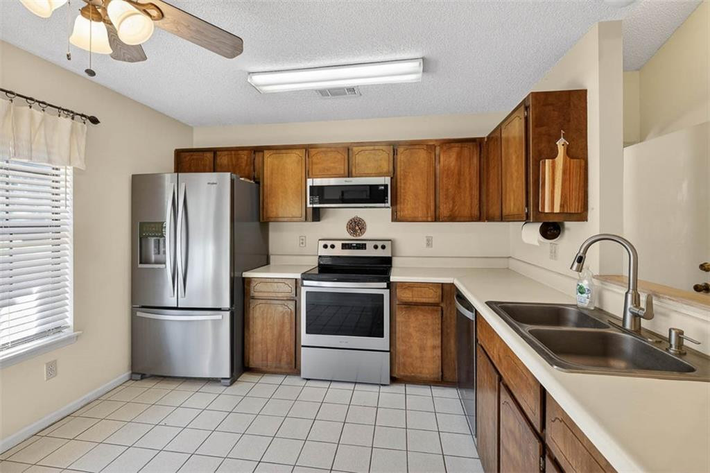 161 Navajo Road Brunswick, GA 31525 - Photo 18 of 46 Cute kitchen