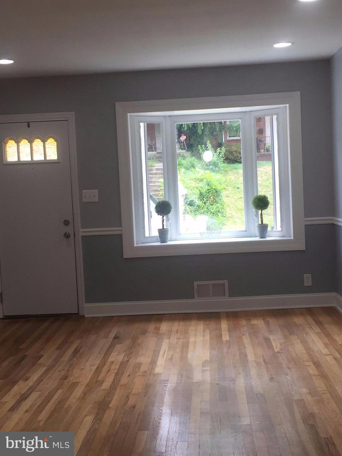 4524 Manorview Road Baltimore, MD 21229 - Photo 4 of 22 Living Room