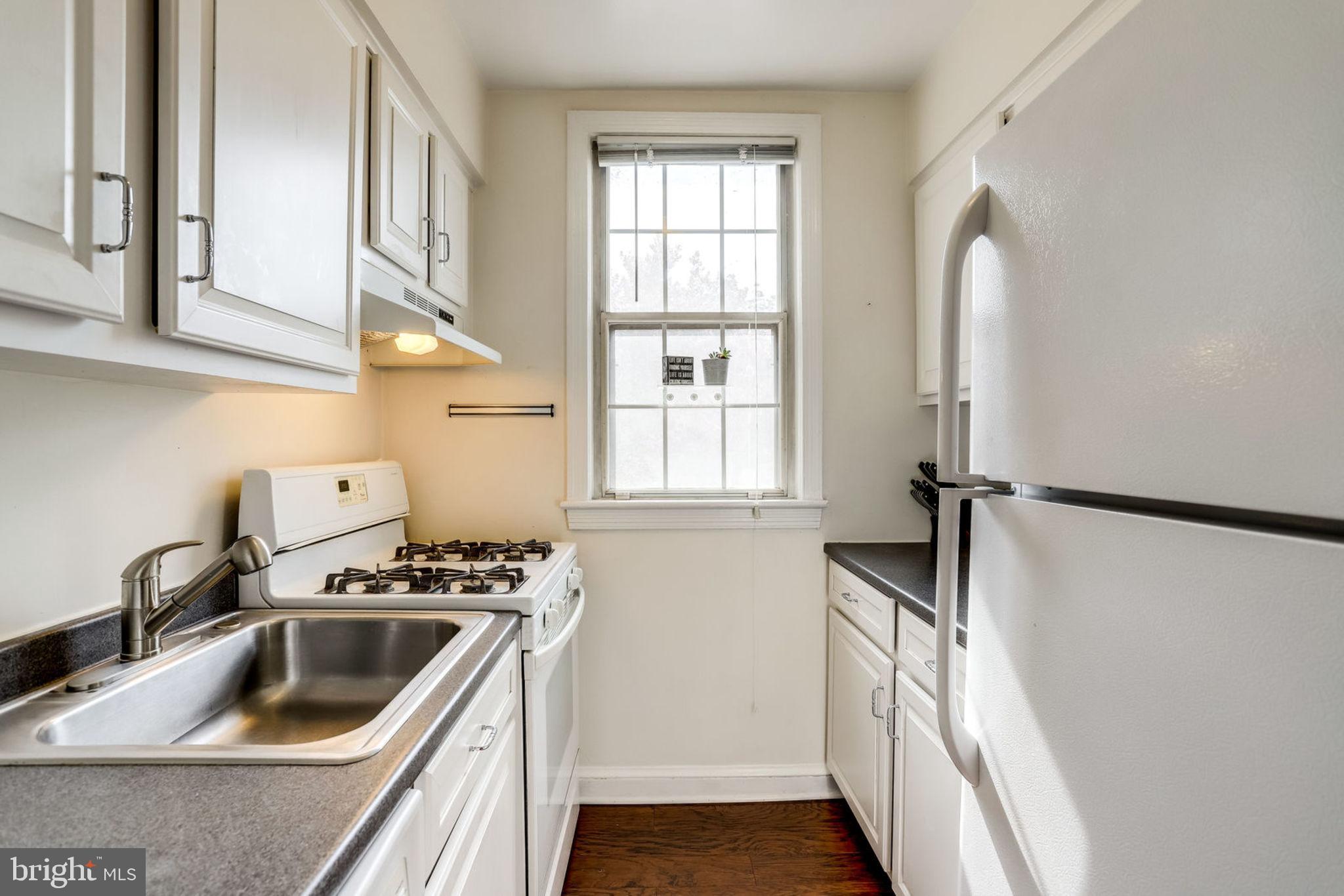 20 South Old Glebe Road, Unit 201A Arlington, VA 22204 - Photo 3 of 15 Kitchen