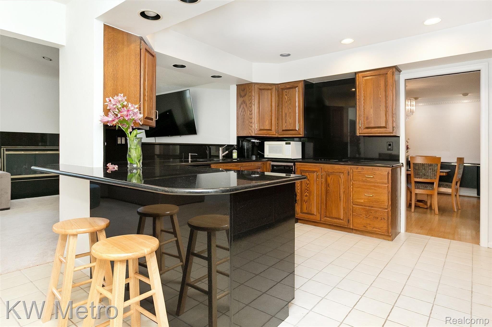 4733 Valleyview Drive South West Bloomfield, MI 48323 - Photo 9 of 39 Valleyview-9.jpg