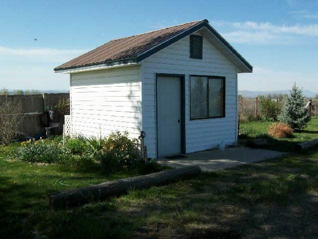 1320 Thacker Road Granger, WA 98932 - Photo 3 of 4 a view of a house with garden