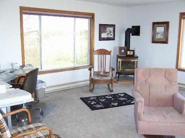 1320 Thacker Road Granger, WA 98932 - Photo 4 of 4 a living room with furniture and a window