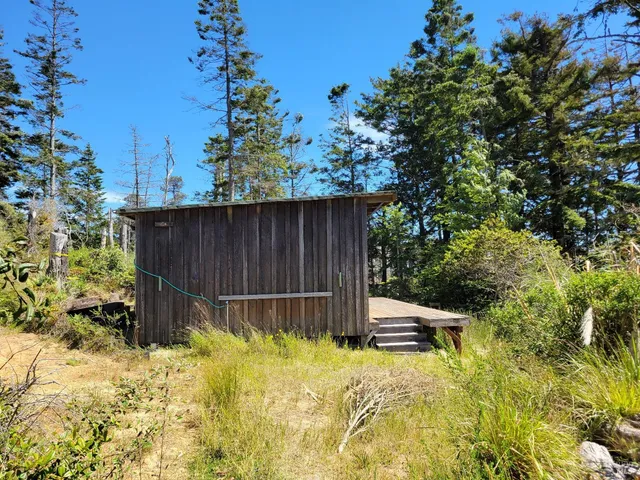 a view of a chair and tables in the back yard of the house