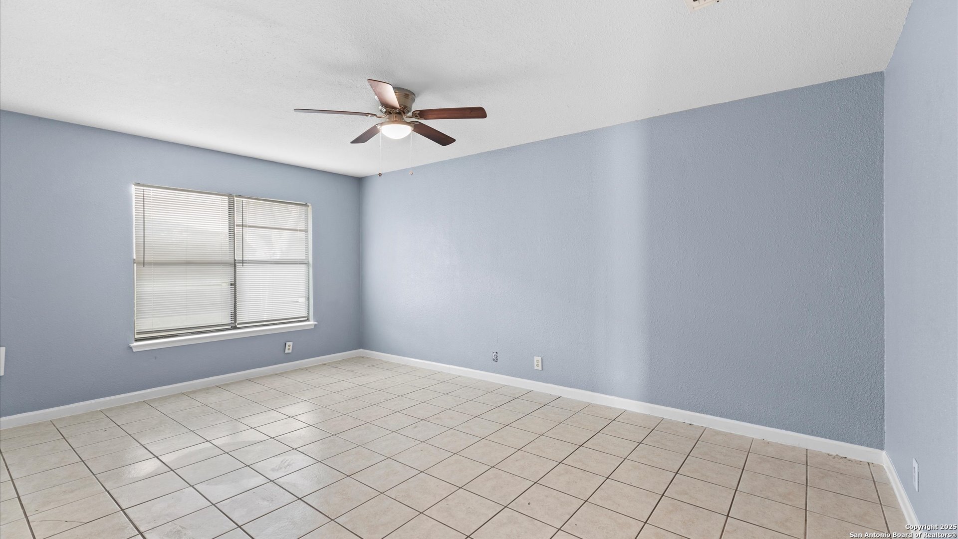 8622 Ridge Flower San Antonio, TX 78239 - Photo 11 of 19 a view of an empty room and window
