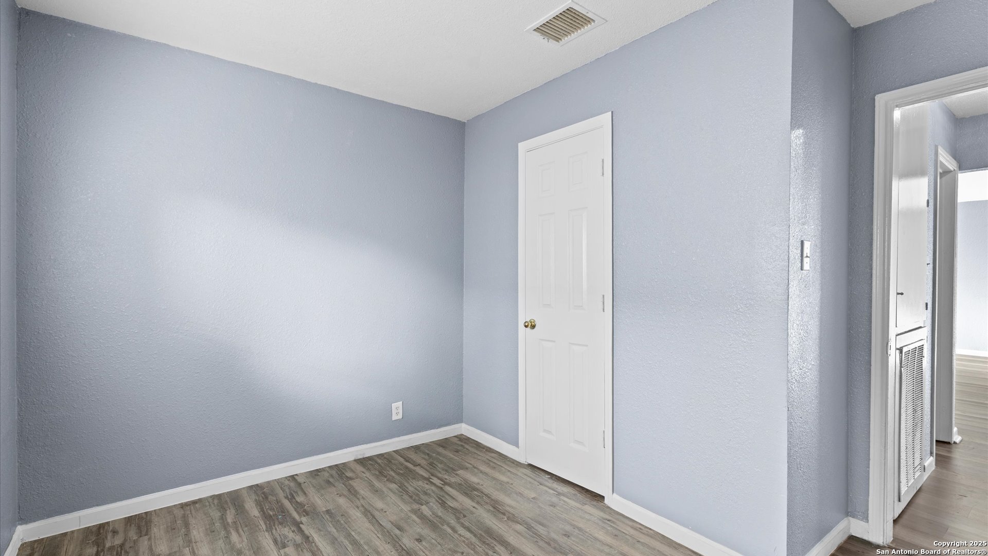 8622 Ridge Flower San Antonio, TX 78239 - Photo 9 of 19 a view of an empty room