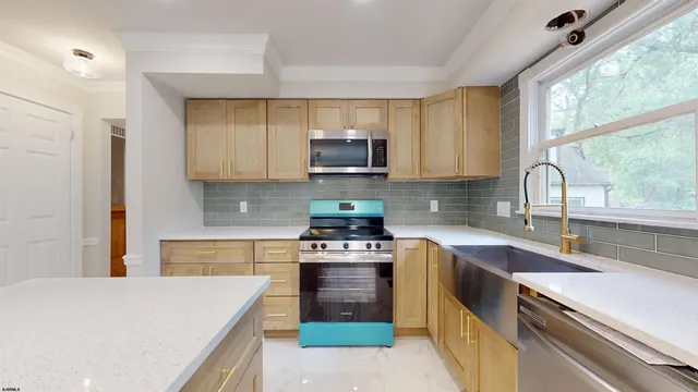 a view of entryway and kitchen