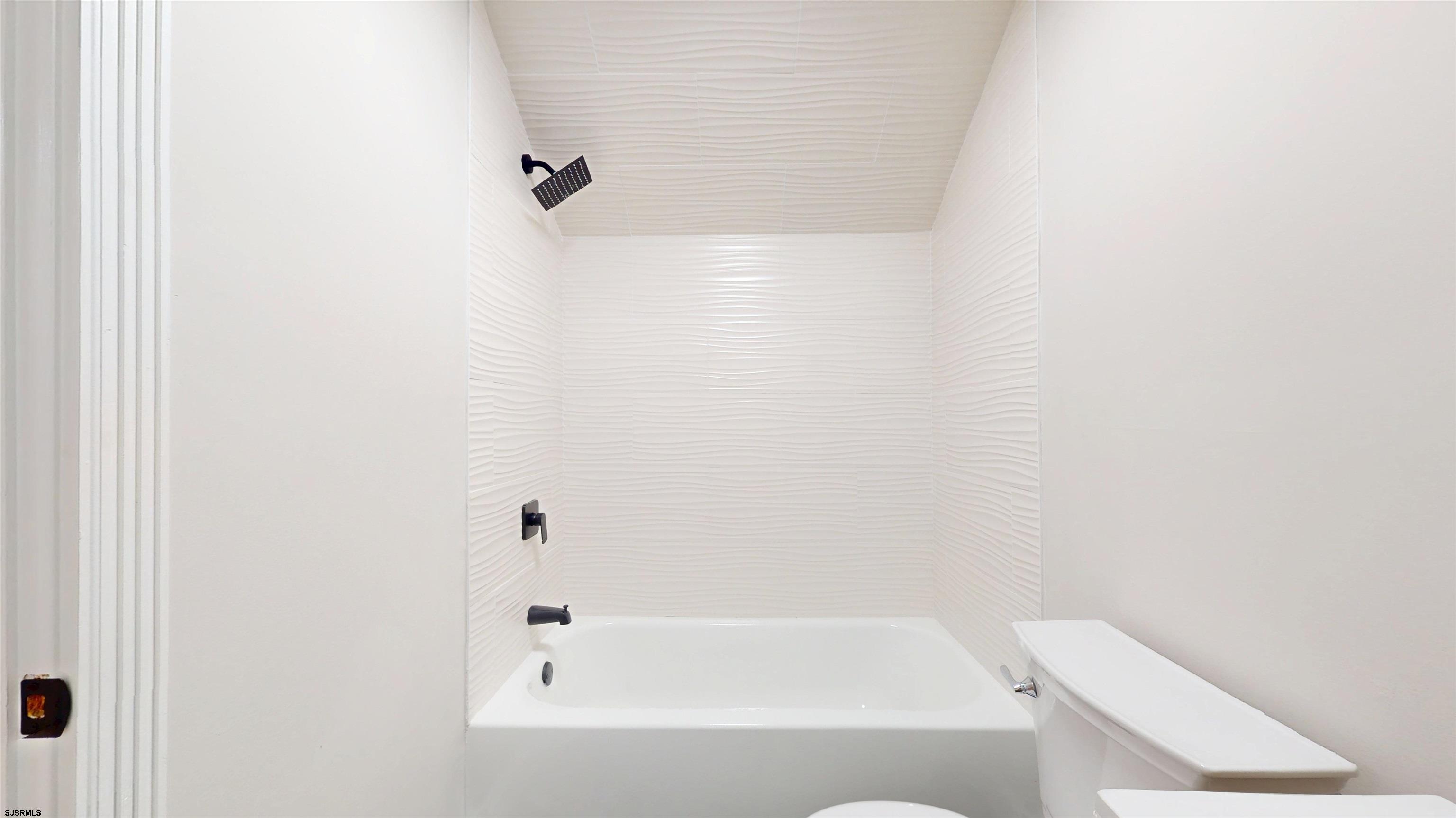 254 West Cologne Port Republic Road Egg Harbor City, NJ 08215 - Photo 52 of 81 a bathroom with a bathtub