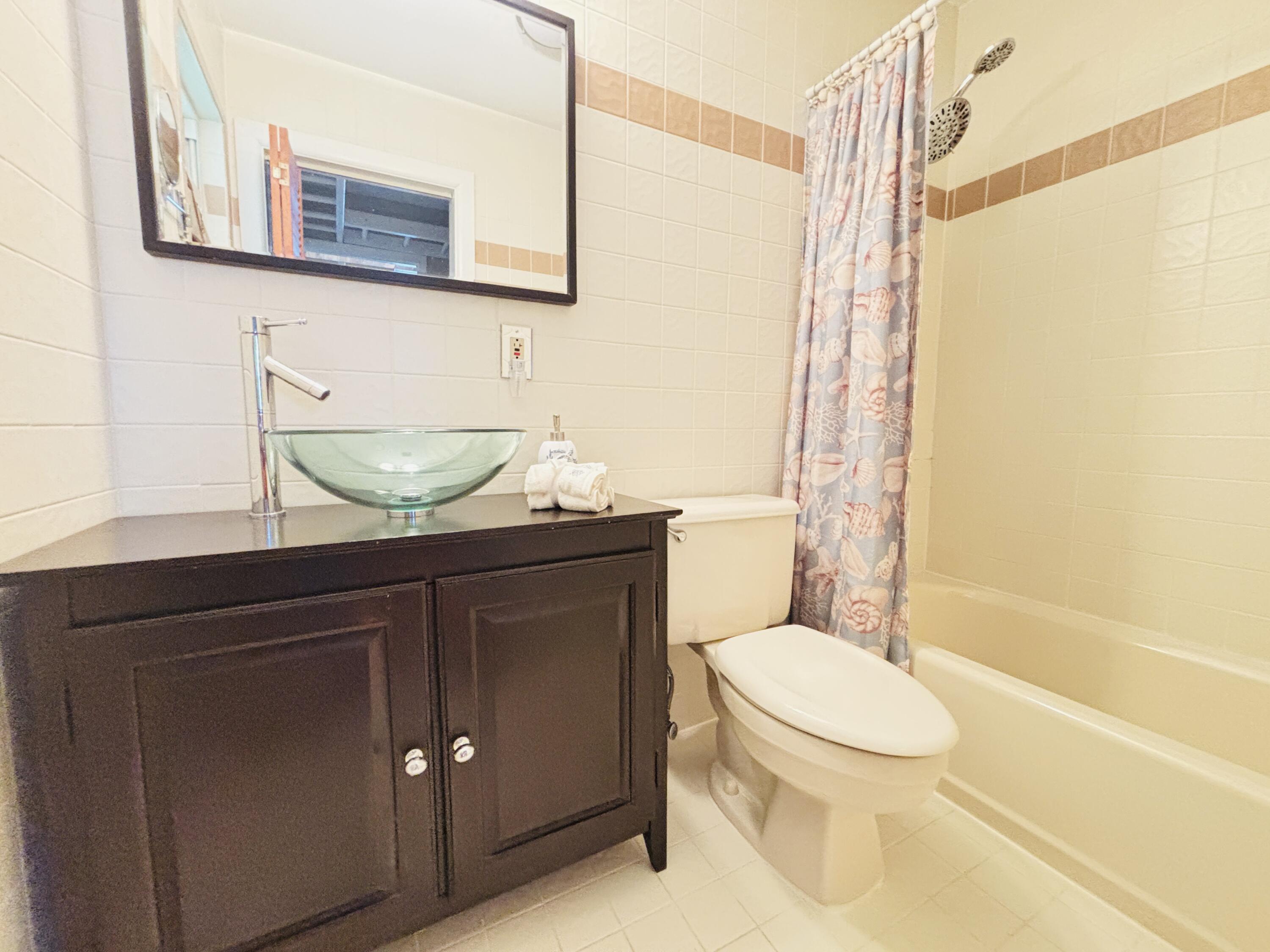 1033 Valencia Road Key Largo, FL 33037 - Photo 27 of 72 primary bath with tub