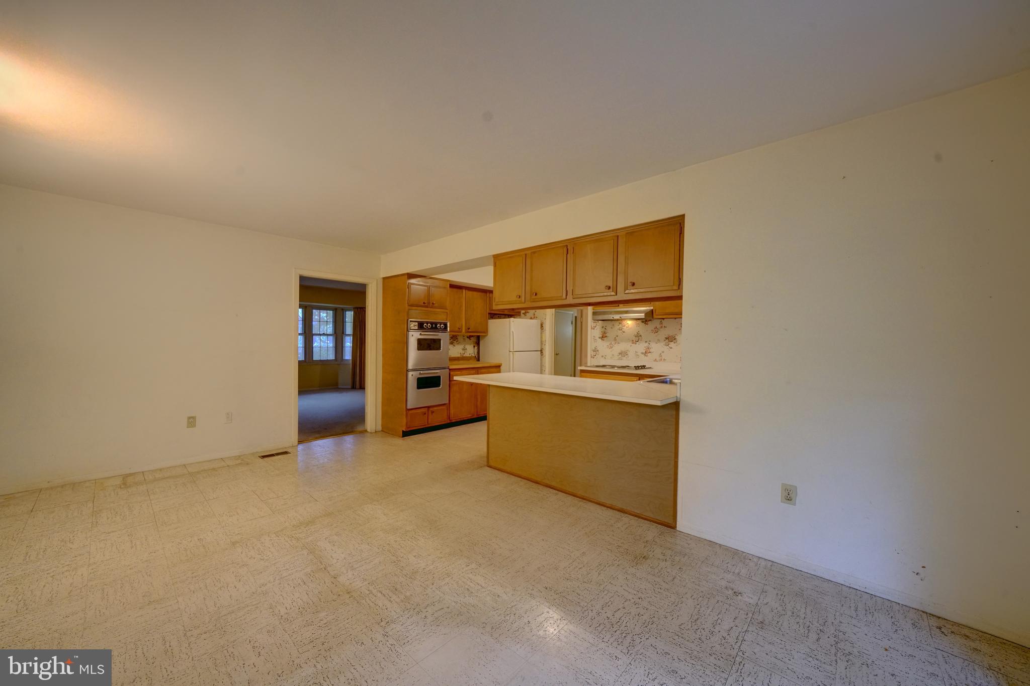 12310 Shadetree Lane Laurel, MD 20708 - Photo 19 of 54 Family open to kitchen w/breakfast bar