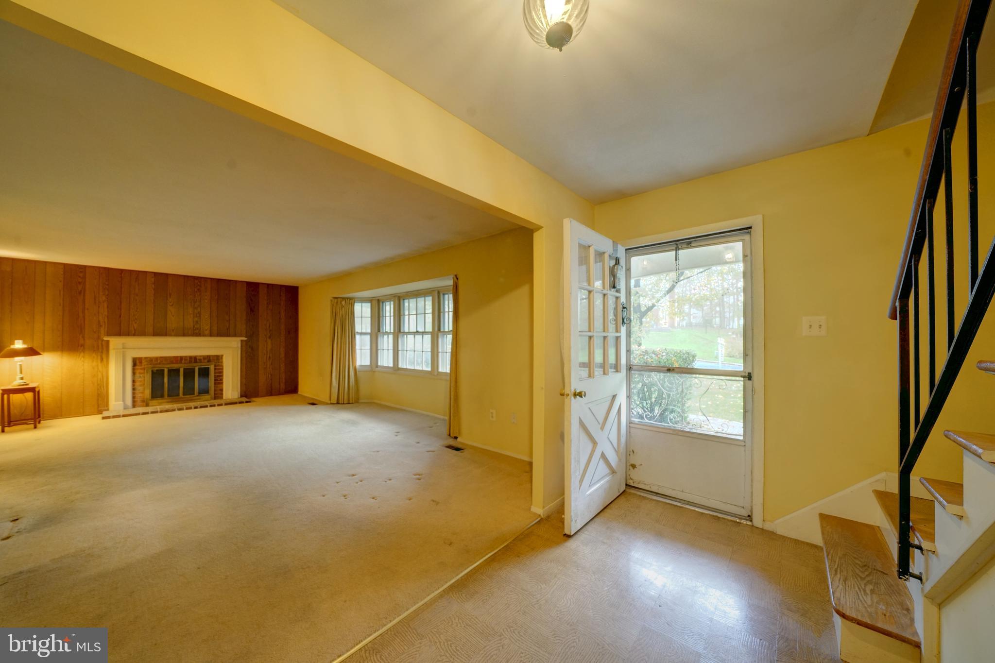 12310 Shadetree Lane Laurel, MD 20708 - Photo 3 of 54 Entry foyer