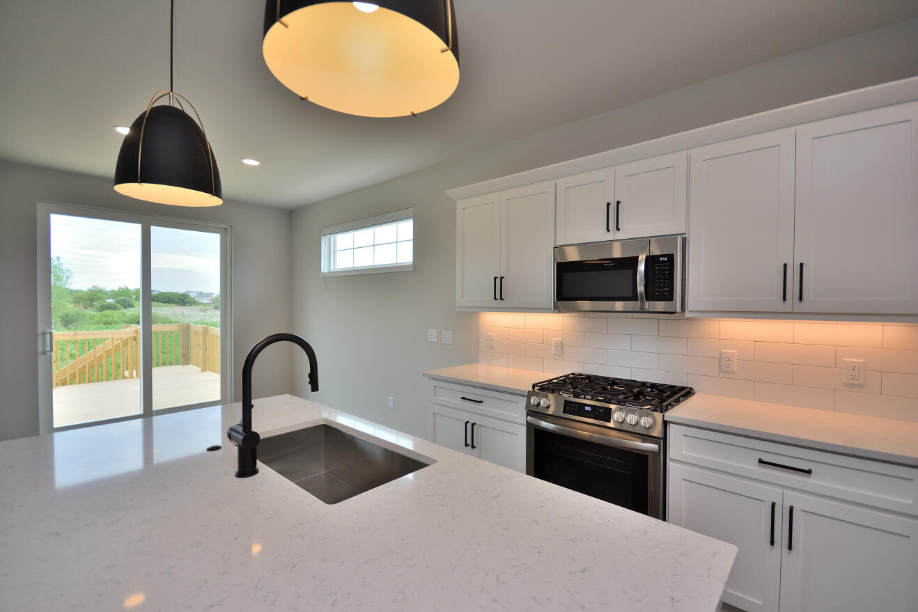 1076 Elderberry Road Oconomowoc, WI 53066 - Photo 5 of 30 96 ARWT (13)