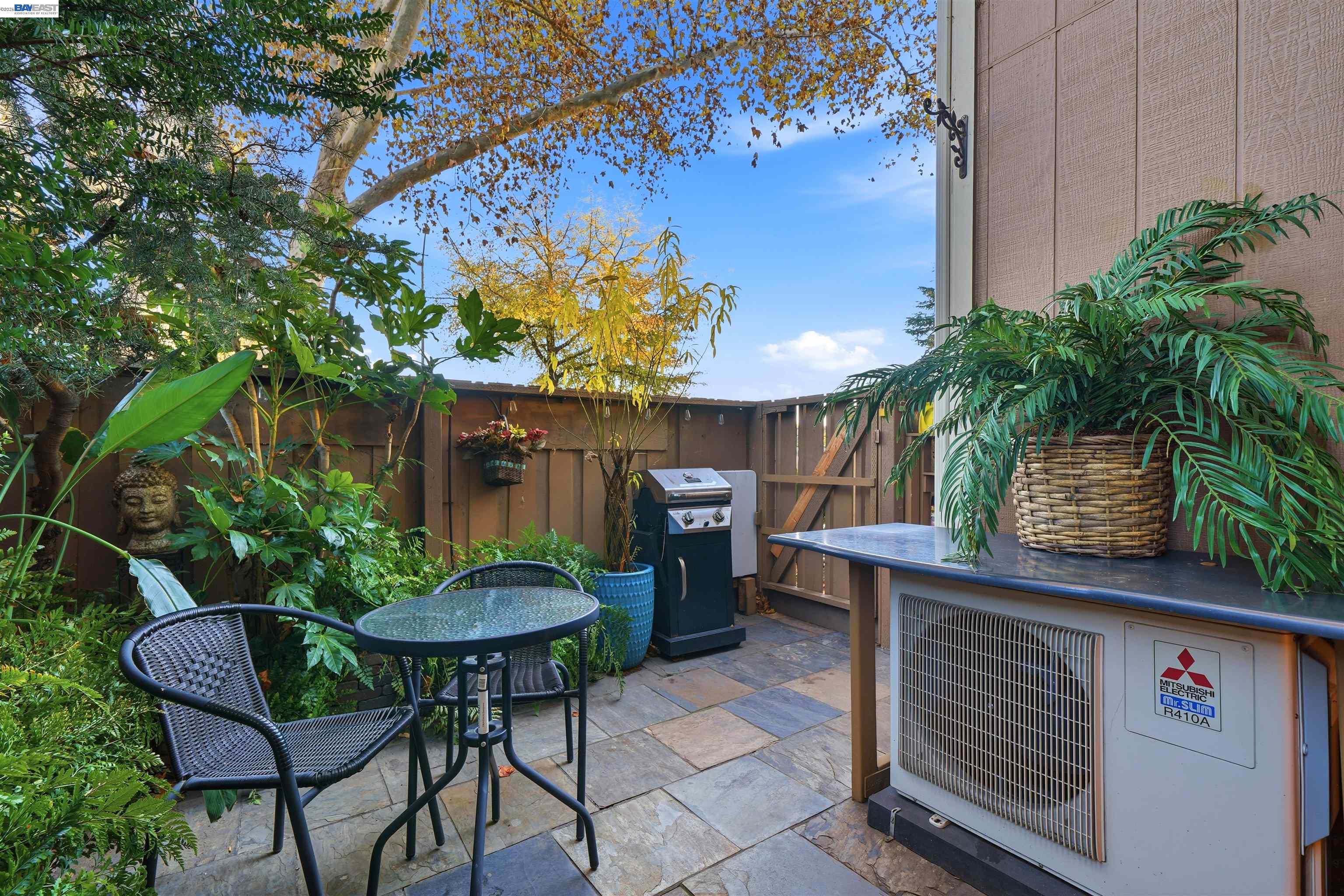 8985 Alcosta Boulevard, Unit 162 San Ramon, CA 94583 - Photo 20 of 33 a view of a chairs and table in a back yard of the house