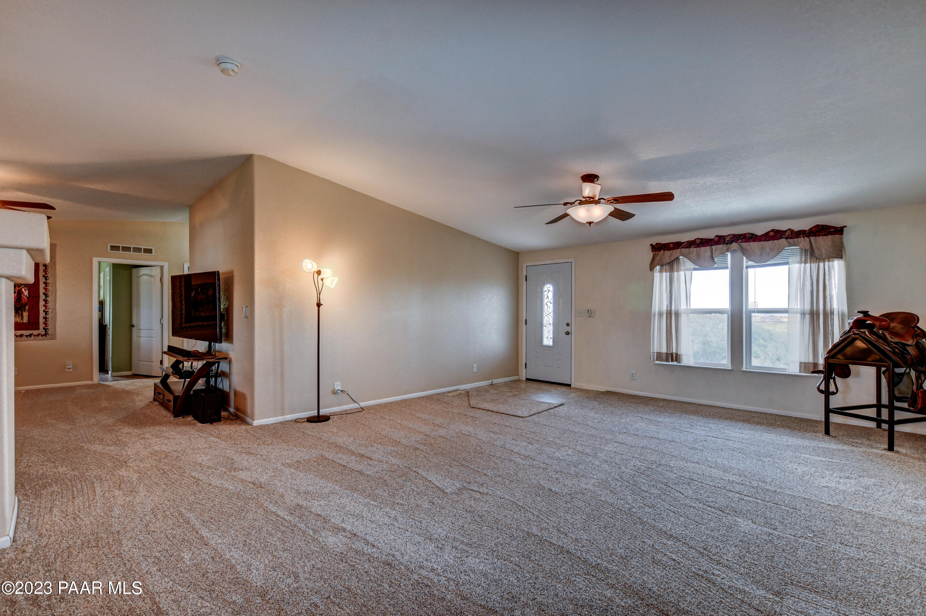 7970 West Hampton Road Kirkland, AZ 86332 - Photo 5 of 52 Living Room 1