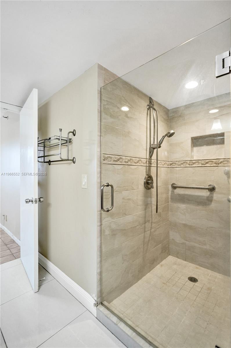 14475 Strathmore Lane, Unit 406 Delray Beach, FL 33446 - Photo 12 of 29 Guest Bathroom