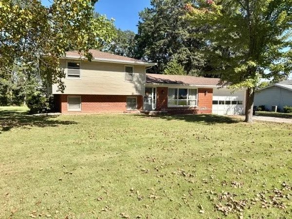 $199,000 | 104 West Hawthorne Drive, Effingham, IL 62401