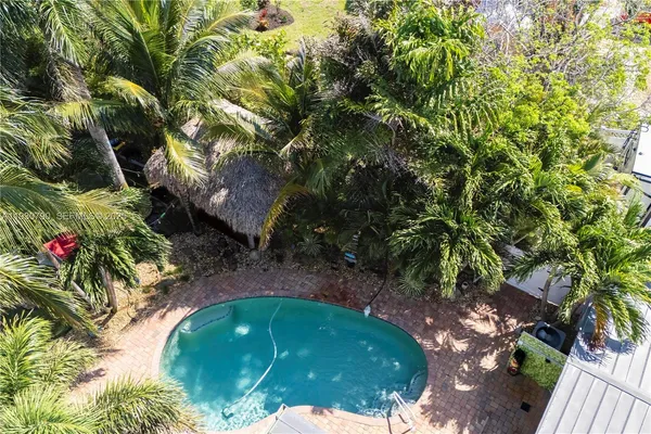 a view of a backyard