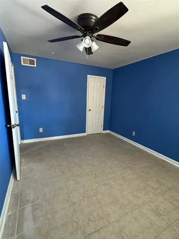 a view of a livingroom with a ceiling fan