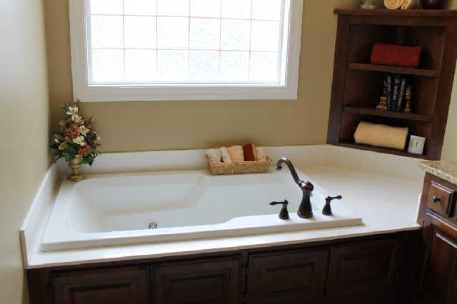 128 Hunters Ridge Drive Tullahoma, TN 37388 - Photo 14 of 20 Relax in the Whirlpool Tub!