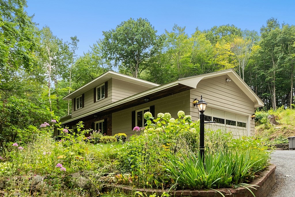 29 Betty Spring Road Gardner, MA 01440 - Photo 1 of 42 Gallery Image 1