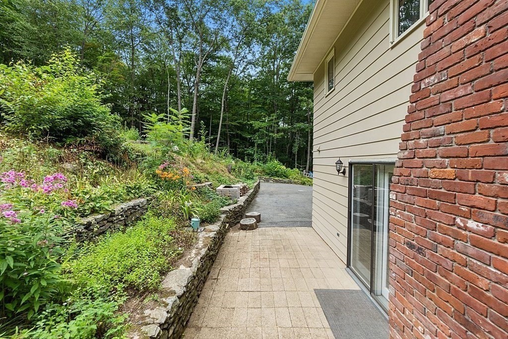 29 Betty Spring Road Gardner, MA 01440 - Photo 4 of 42 Gallery Image 4
