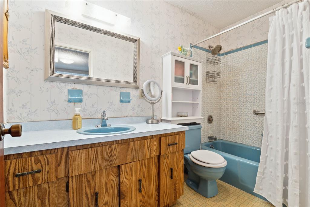 1470 Ridgewood Street DeLand, FL 32720 - Photo 17 of 32 En Suite bathroom