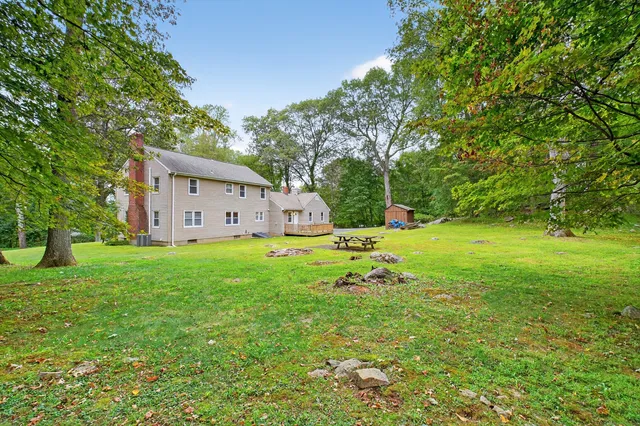 a view of a house with backyard and garden