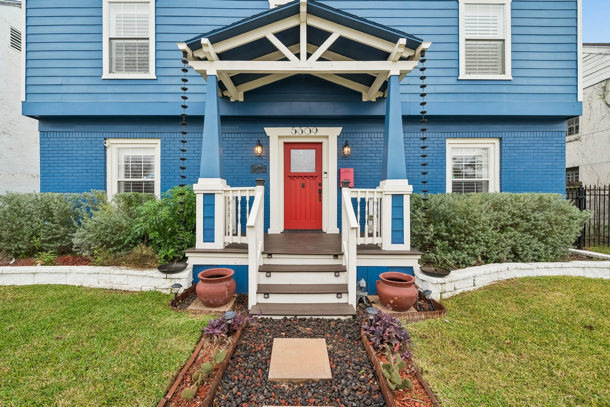 5309 Palmer Street Houston, TX 77004 - Photo 8 of 42 a front view of a house with garden