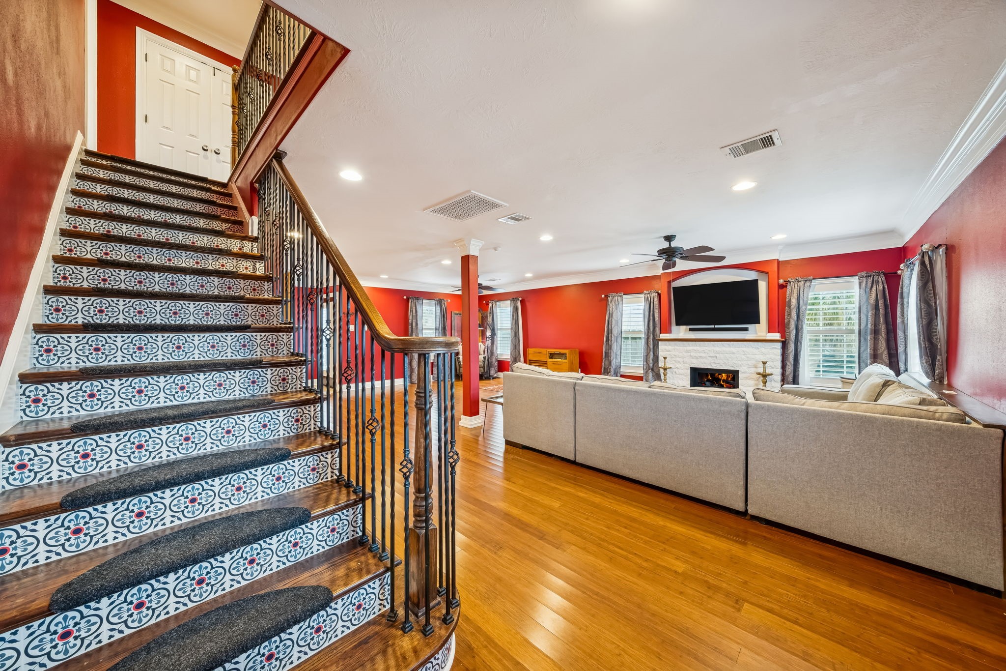 5309 Palmer Street Houston, TX 77004 - Photo 10 of 42 a living room with furniture and a flat screen tv