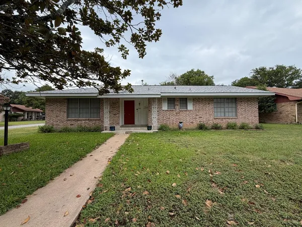 $1,900 | 101 Crescent Drive, Kerrville, TX 78028