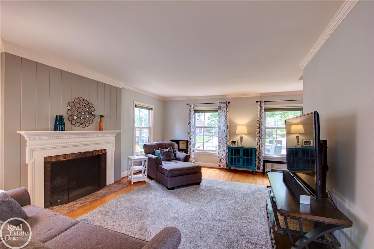 1324 Roslyn Road Grosse Pointe, MI 48236 - Photo 5 of 34 31351245-4.JPG