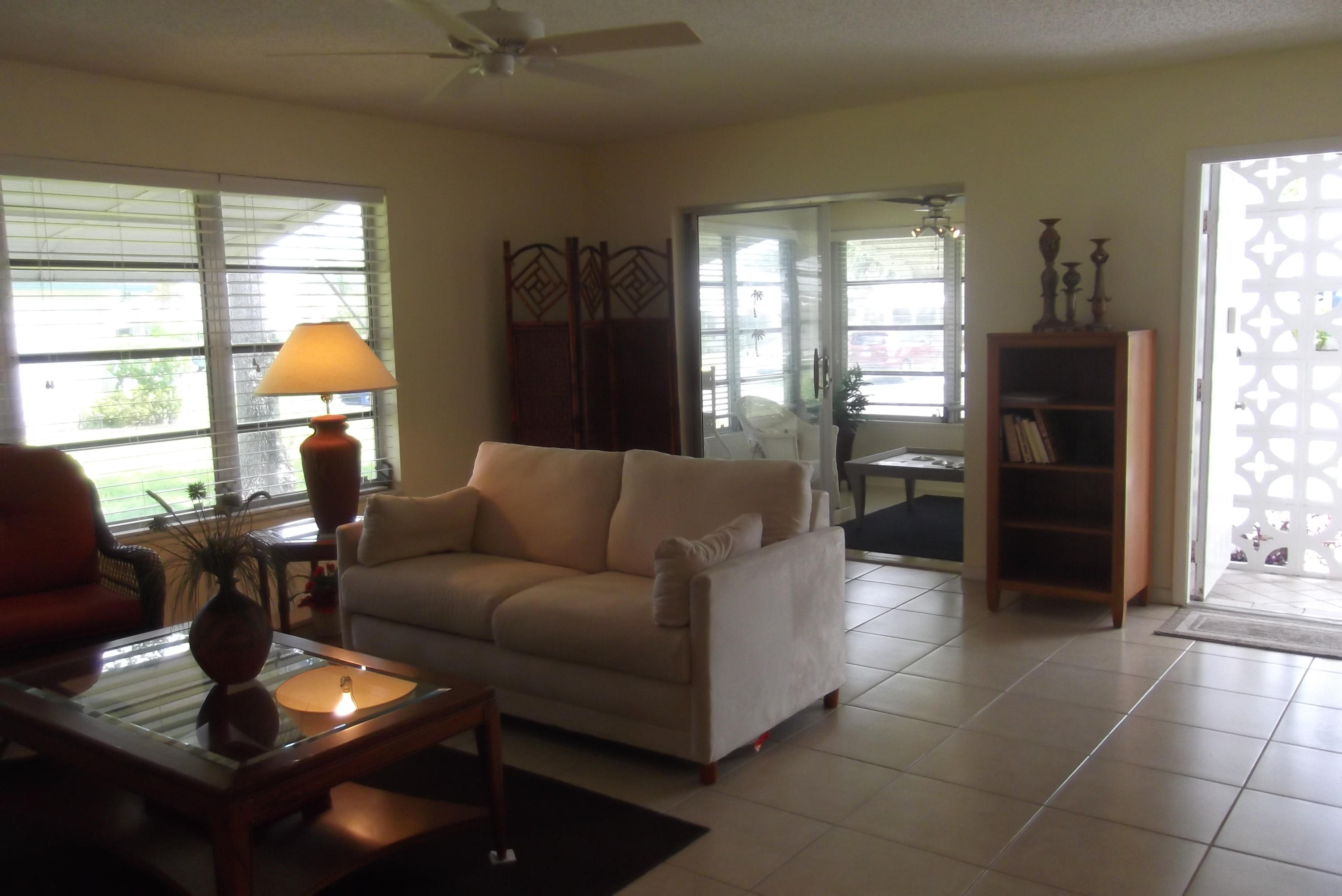 1222 South Drive Way, Unit D Delray Beach, FL 33445 - Photo 2 of 19 Livingrm