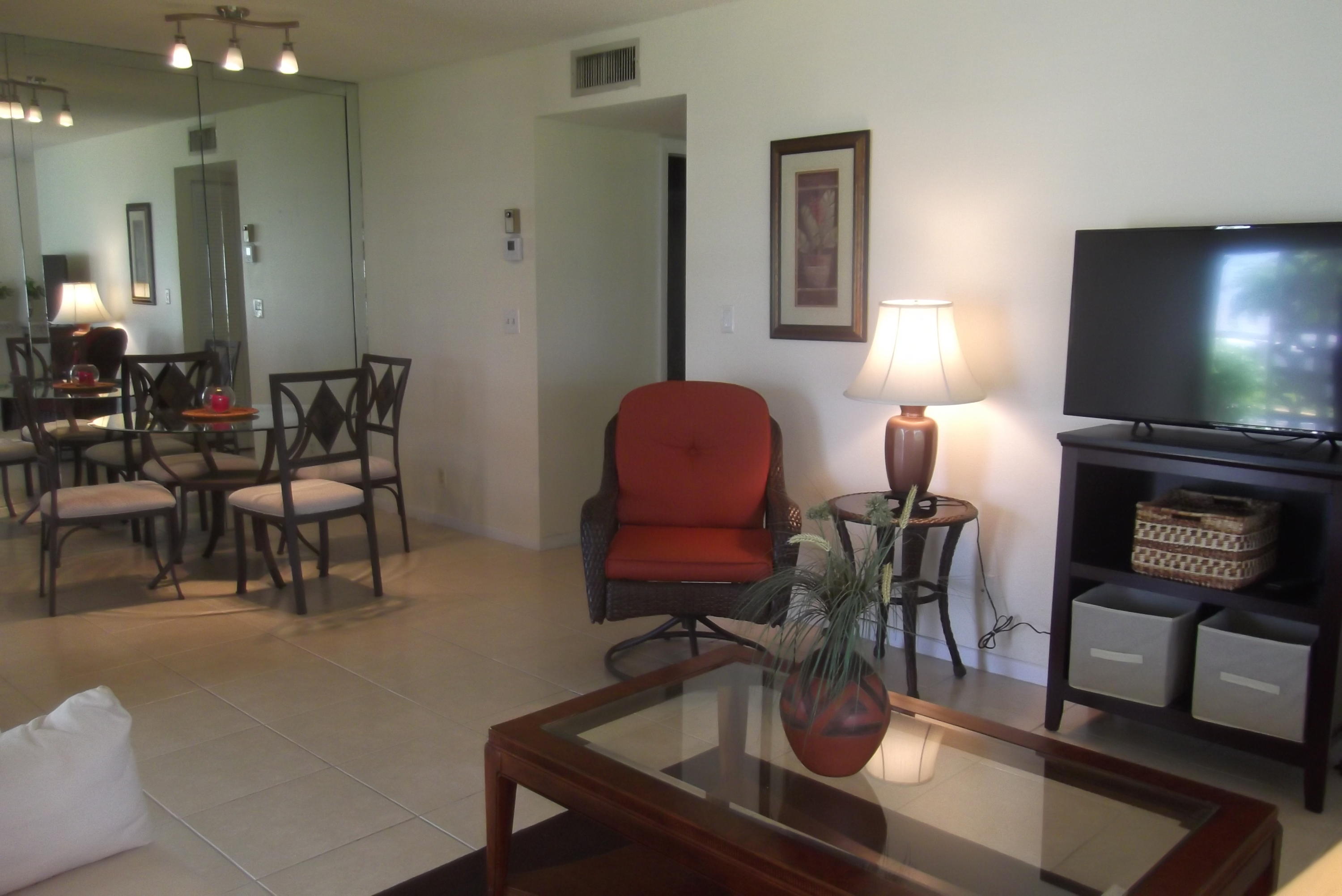 1222 South Drive Way, Unit D Delray Beach, FL 33445 - Photo 3 of 19 Livingrm