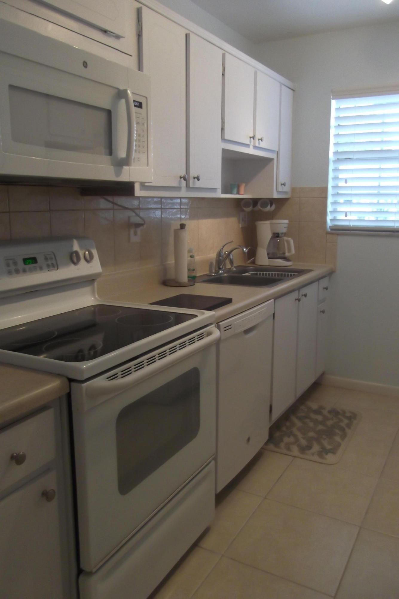1222 South Drive Way, Unit D Delray Beach, FL 33445 - Photo 5 of 19 Kitchen