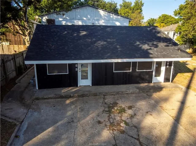 a front view of house with yard