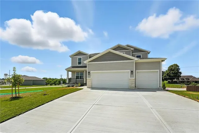 $584,950 | 1937 Southwest Hightown Drive, Lee's Summit, MO 64082